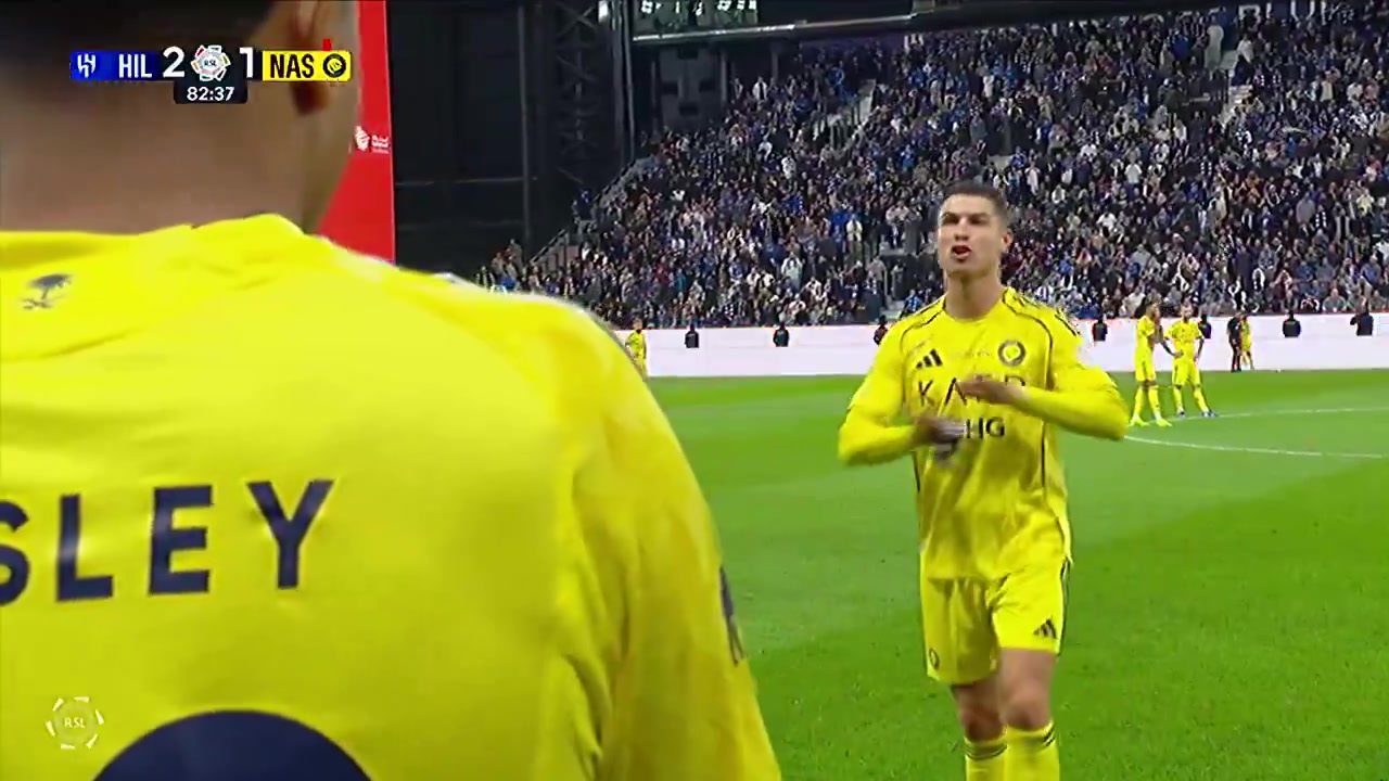 福利彩票-不太开心！球队落后C罗被换下时比划手势摇头念叨，主帅上前安抚